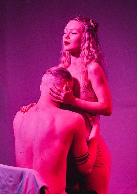 Смех в темноте