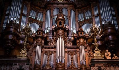Старинный орган Англиканского собора при свечах. Мировые шедевры классики