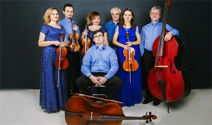 На улице зеленого дельфина