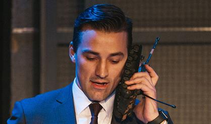 Люди ждут, когда танки пойдут