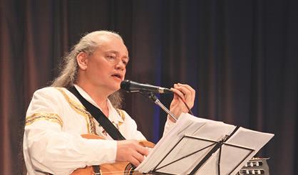 Певец-сказитель Олег Атаманов. Держите в гармонии струны