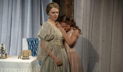 Две женщины