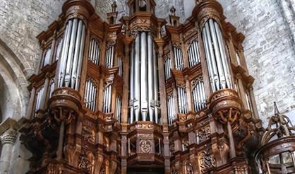 Старинный орган Англиканского собора при свечах. Вселенная Баха