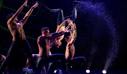 Шоу под дождем. Только для женщин!