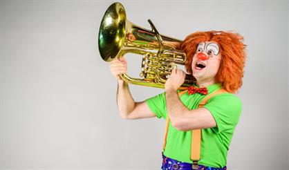 Клоун-дирижер и оркестр народных инструментов