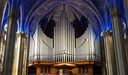 Старинный орган Англиканского собора при свечах. Мировая классика