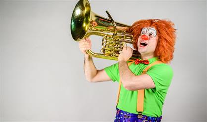 Клоун-дирижер и симфонический оркестр