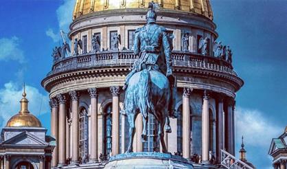 Кони мчатся над Невой