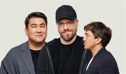 Купание обезьяны в теплой воде