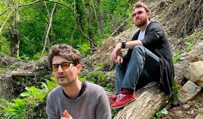 Белки на акации