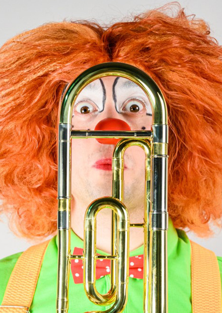 Клоун-дирижер и оркестр народных инструментов