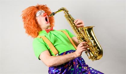 Клоун-дирижер и духовой оркестр