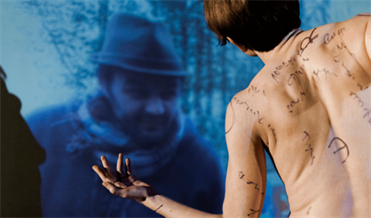 Остановка зимним вечером у леса