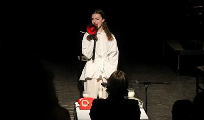 У лысой певицы все та же прическа