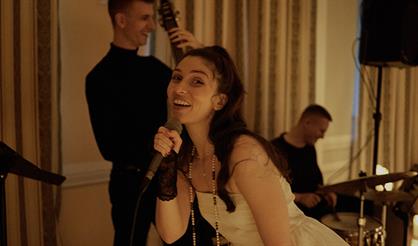 Ночь в Париже в сиянии тысячи свечей