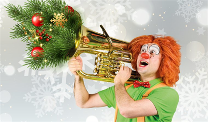 Клоун-дирижер и оркестр. Новогодний концерт