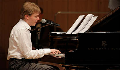 Олег Аккуратов (фортепиано)