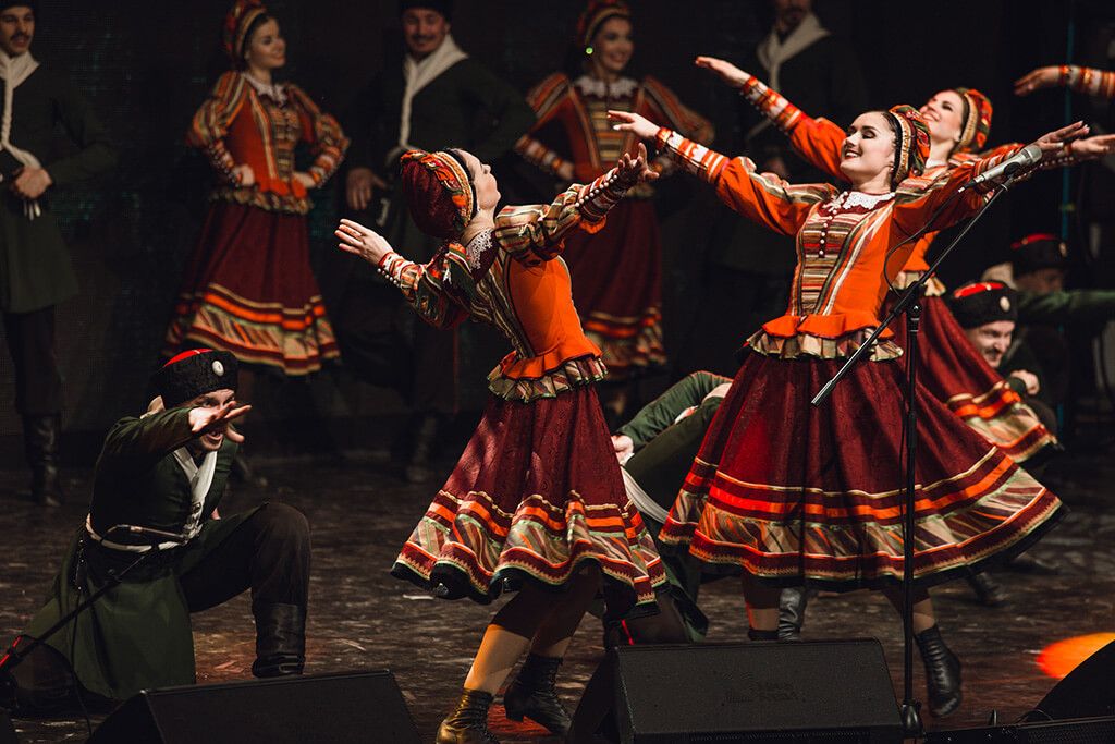 Песня пляска хора. Танец гусеница Кубанский казачий хор. Казачий пляс Кубанский казачий. Кубанский хор казачий пляс. Кубанский казачий танец гусеница