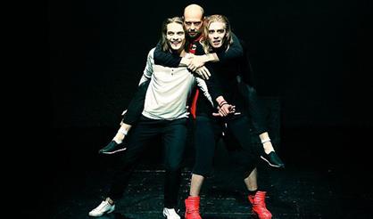 Театральная история