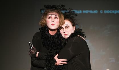 Две дамочки в активном поиске