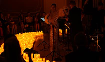 Ночь в Париже в сиянии тысячи свечей