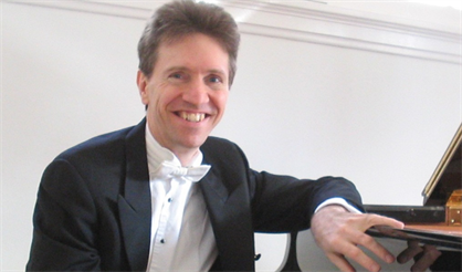 Джек Гиббонс играет Джорджа Гершвина