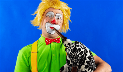 Клоун-дирижер и надувной оркестр