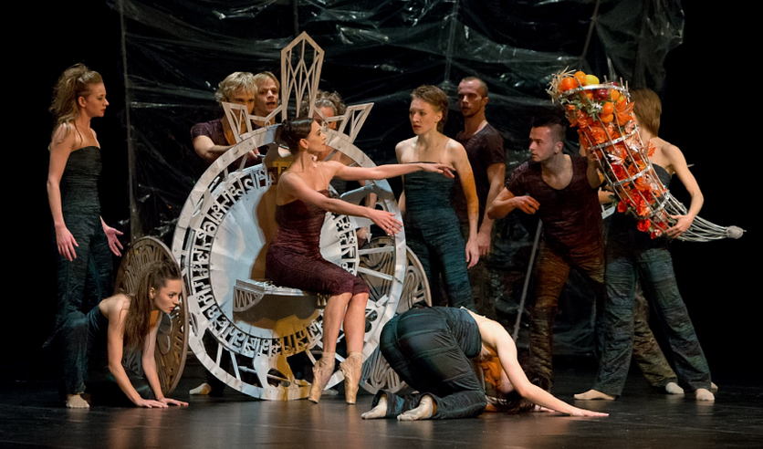 козленок в молоке в театре. спектакль фортуна. спектакль фортуна. колесо фортуны спектакль. кармина бурана новая опера.