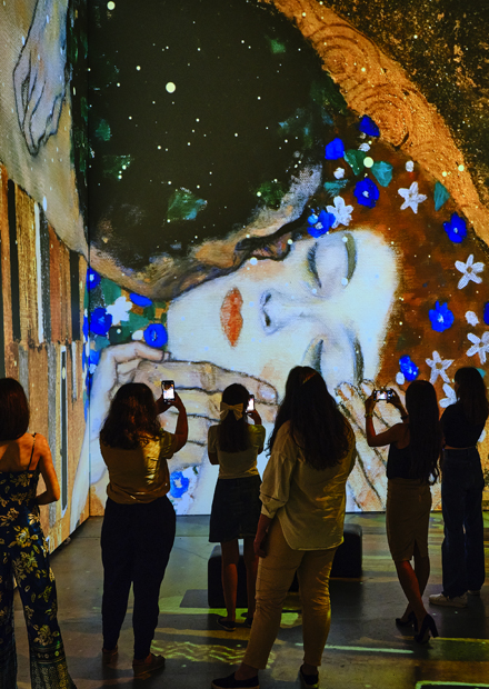 Мультимедийные выставки "Густав Климт. Золото модерна" и "Леонардо Да Винчи. Тайна гения" (выходной)